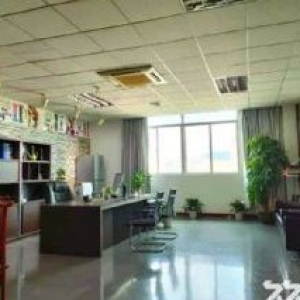 深圳宝安石岩石龙仔高速口楼上1100平精装工业厂房出租。
