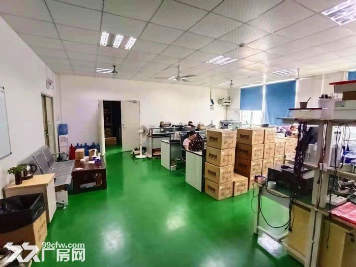 深圳龙华油松天虹附近278平精装小工业厂房出租。