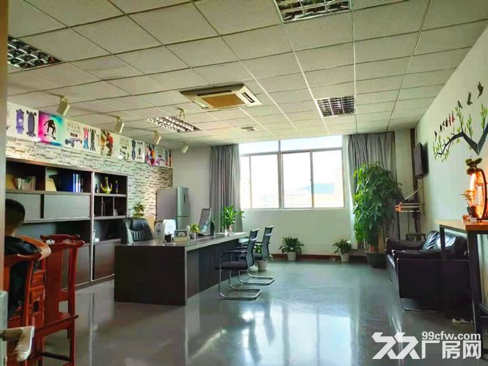 深圳宝安石岩石龙仔高速口楼上1100平精装工业厂房出租。