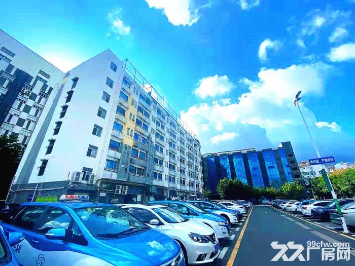 深圳龙华民治地铁站一楼2450平精装办公室厂房出租。