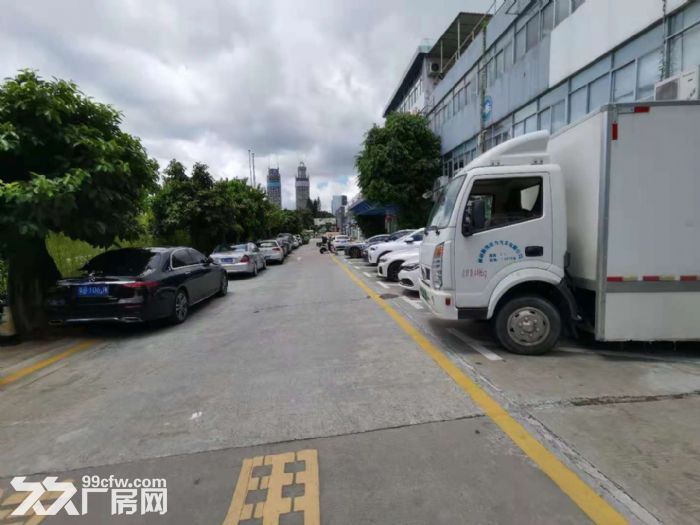 深圳龙岗坂田光雅园地铁站一楼300平小厂房出租。