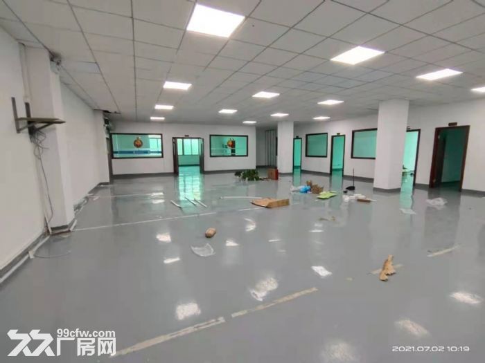 深圳龙华清湖高速出入口附近楼上1400平精装小工业厂房出租。